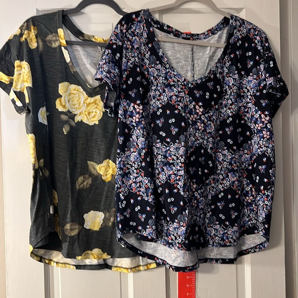 Bundle of 2 floral V-neck T-shirts